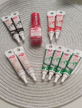 Betty Crocker Green, Red & White Cake Decorating Gels with Red Sprinkles (11)